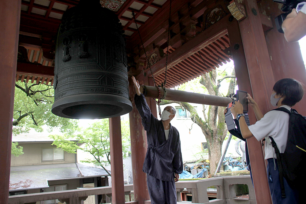 品川寺の梵鐘について住職から話を聞く